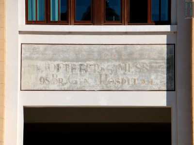 Il 2 dicembre del 1943 i Nazisti bombarono il porto di Bari. Una delle navi colpite, la John Harvey, era carica di iprite, terribile sostanza che fu sprigionata nell�aria causando uno dei pi� grandi disastri della guerra. Fu attivato un ospedale ad hoc nel Policlinico per curare le migliaia di persone che avevano inalato il micidiale �gas mostarda� 